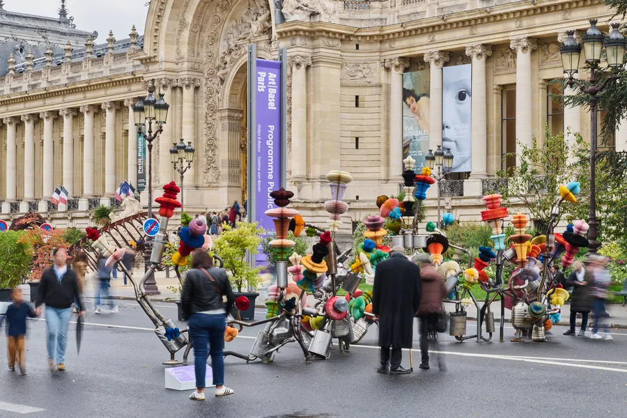 Art Basel Paris 2026, Public Program: escultura de Keita Miyazaki ante la fachada de un palacio en la Avenue Winston-Churchill