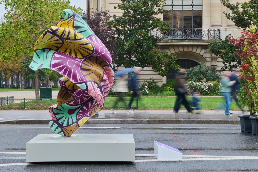 Art Basel Paris 2026, Public Program: escultura de motivos de colores de Yinka Shonibare en la Avenue Winston-Churchill