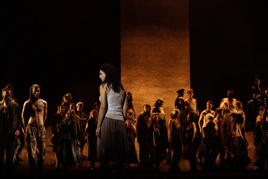 Salzburger Festspiele 2026: Asmik Grigorian como Carmen con el conjunto en la puesta en escena de Gabriela Carrizo