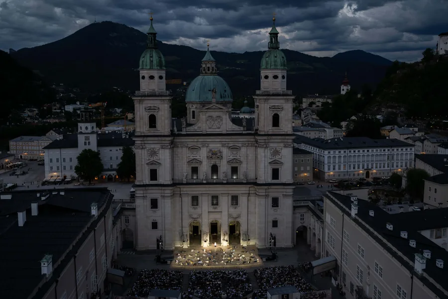 Salzburger Festspiele 2026: Jedermann con dirección de Robert Carsen en el escenario ante la catedral de Salzburgo al anochecer