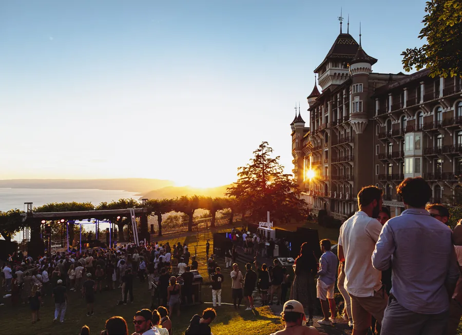 Montreux Jazz Festival: público del festival en un prado sobre el lago Lemán al atardecer