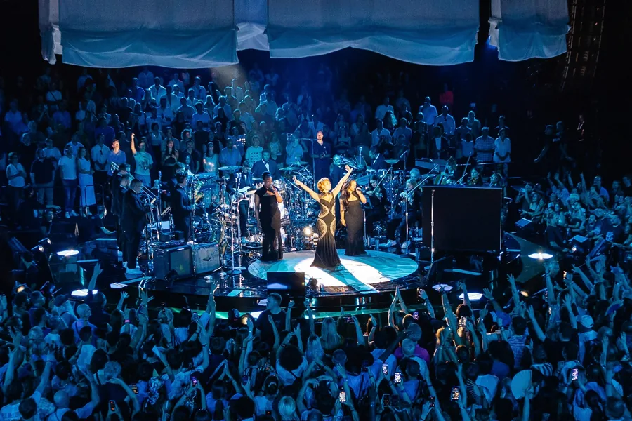 Montreux Jazz Festival 2026: RAYE e invitados en el escenario en medio del público del Auditorio Stravinski